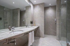 Down duvets, minibar, in-room safe, desk - Eurostars Puerta Madrid (Madrid)