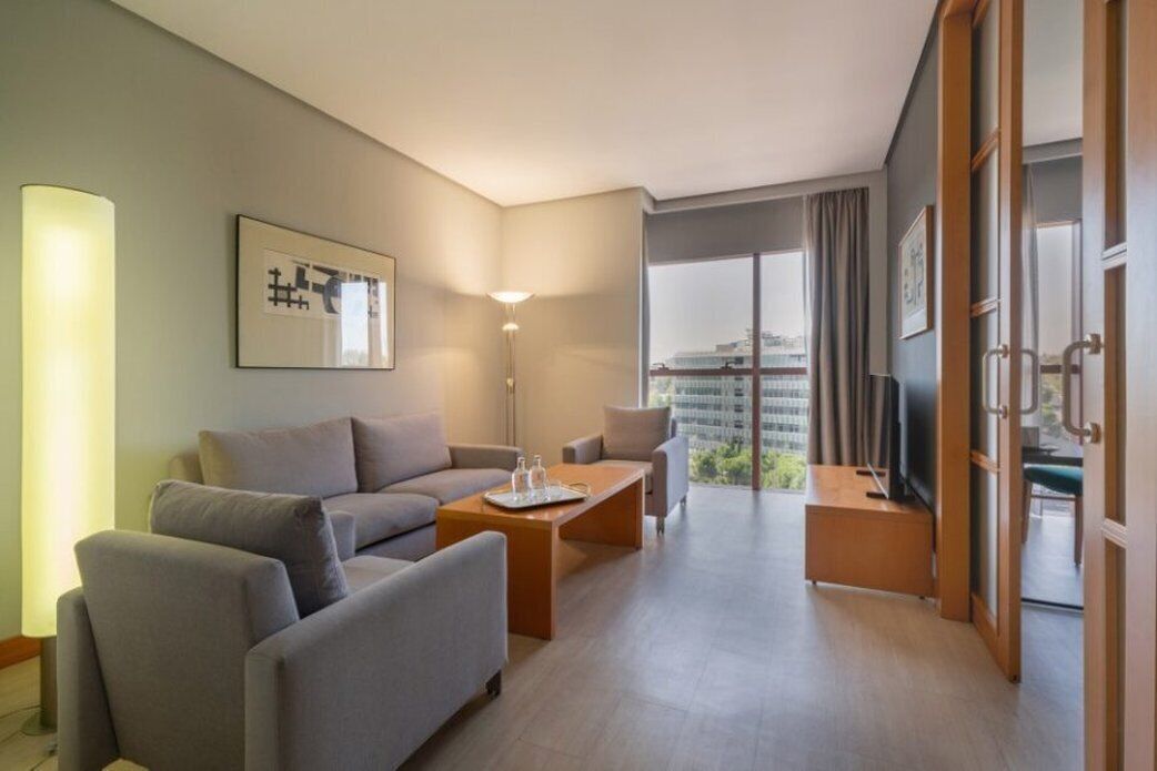Una sala de estar moderna con un sofá, una mesa de centro y un televisor.
