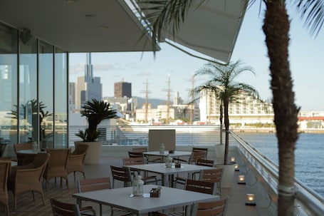 3 restaurants; lunch and dinner served