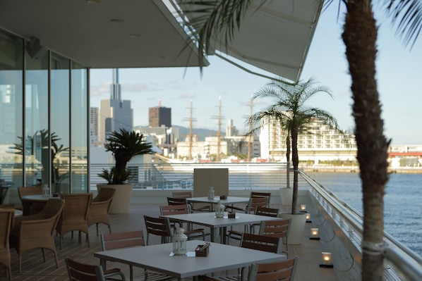 3 restaurants; lunch and dinner served 