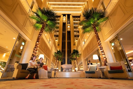Lobby. Kobe MerikenPark Oriental Hotel