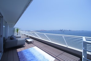 Chambre Supérieure avec lits jumeaux (South View) | Balcon