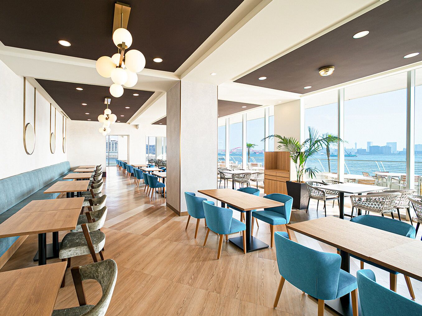 3 間餐廳；供應午餐、晚餐；中國菜