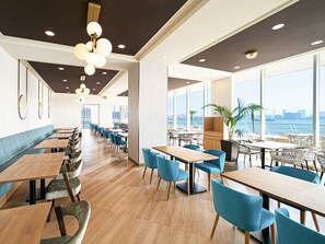 3 restaurantes, se sirven comidas, cenas y cocina china