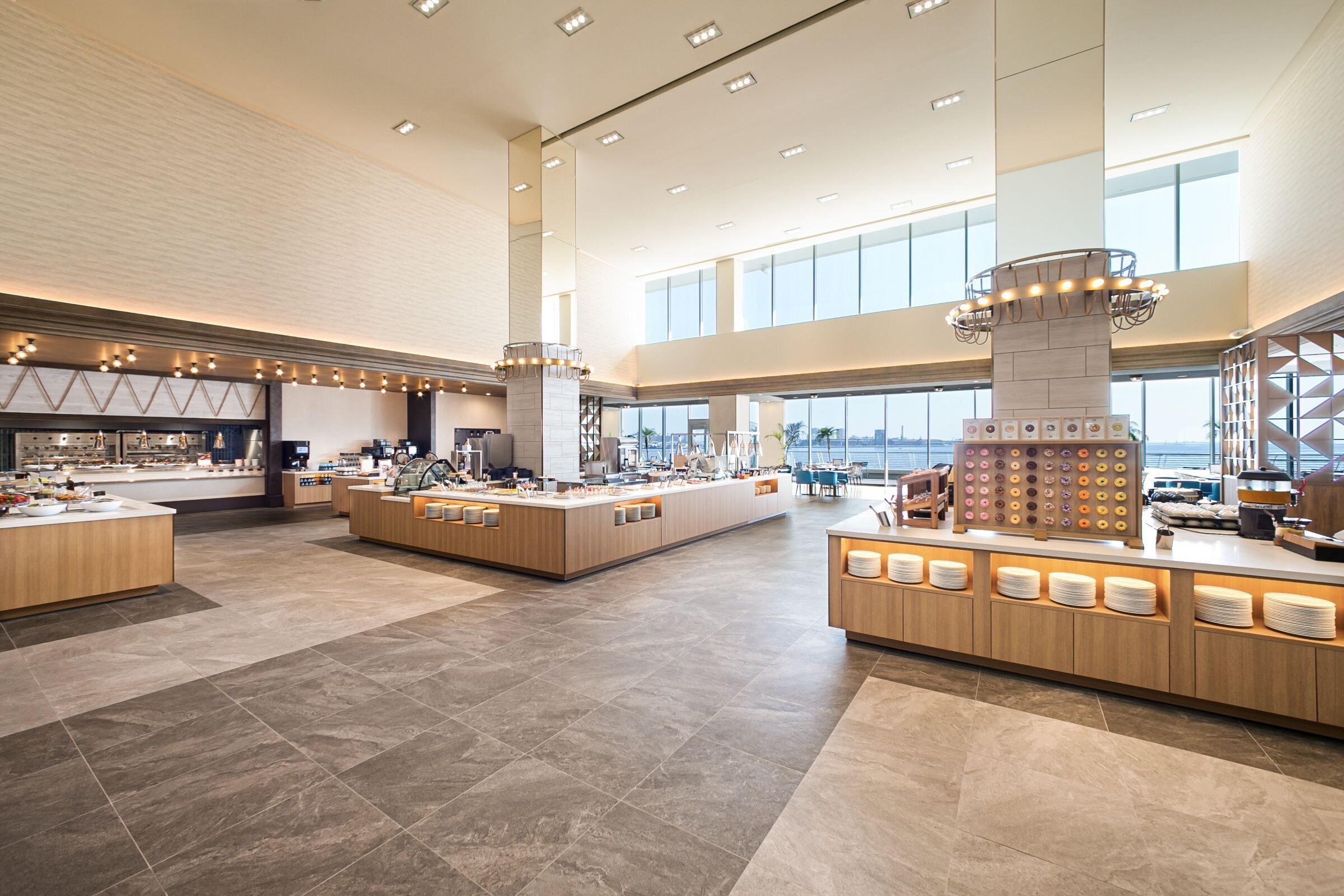 3 间餐厅，供应午餐和晚餐，中国菜