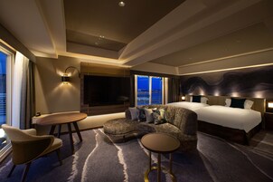 Desk, blackout drapes, free WiFi, bed sheets