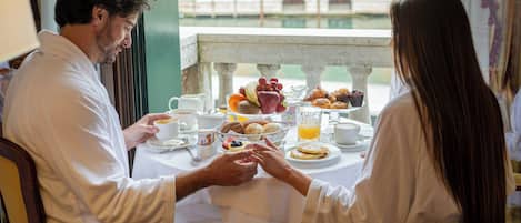 Bữa sáng buffet hàng ngày với phụ phí nhỏ