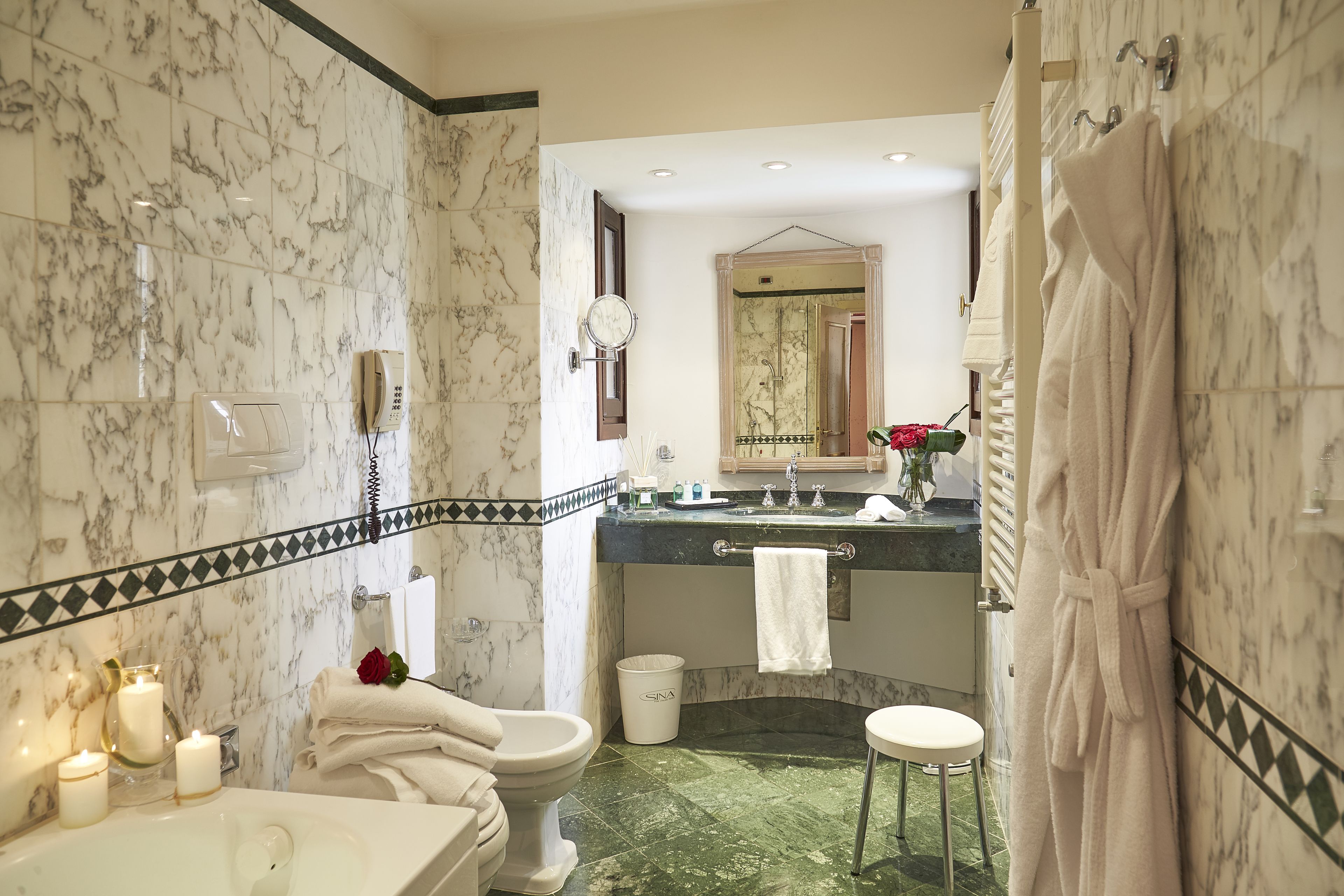 combined shower/bathtub, jetted bath, eco-friendly toiletries