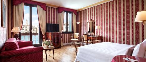 Minibarvarer (inkludert), safe på rommet og skrivebord