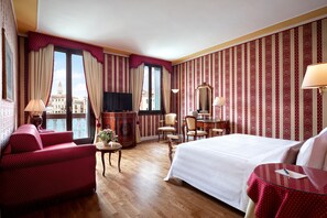 Junior Suite, Canal View (Grand Canal) | Free minibar items, in-room safe, desk, laptop workspace - Sina Palazzo Sant'Angelo (Venice)