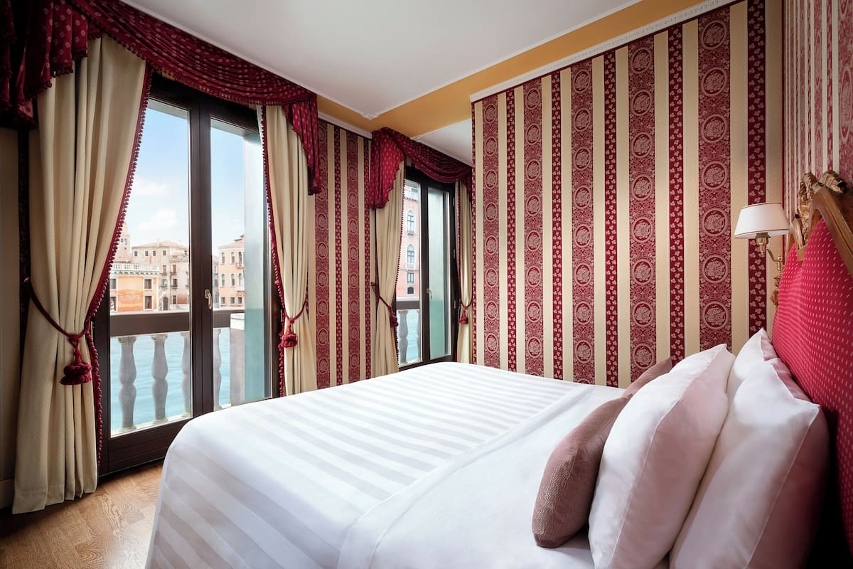 Suite – grand, kanalutsikt (Grand Canal) | Minibarvarer (inkludert), safe på rommet og skrivebord