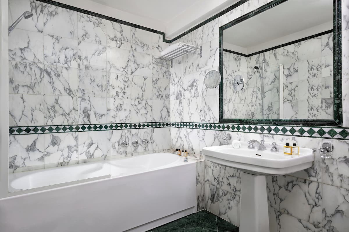 Ensemble douche/baignoire, baignoire à jets