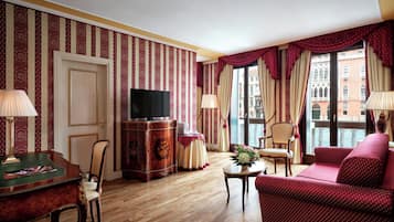 Suite Grand, vistas al canal (Grand Canal) | Minibar (con algunos artículos gratuitos), caja fuerte, escritorio