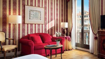 Junior Suite, Canal View (Grand Canal) | Free minibar items, in-room safe, desk, laptop workspace