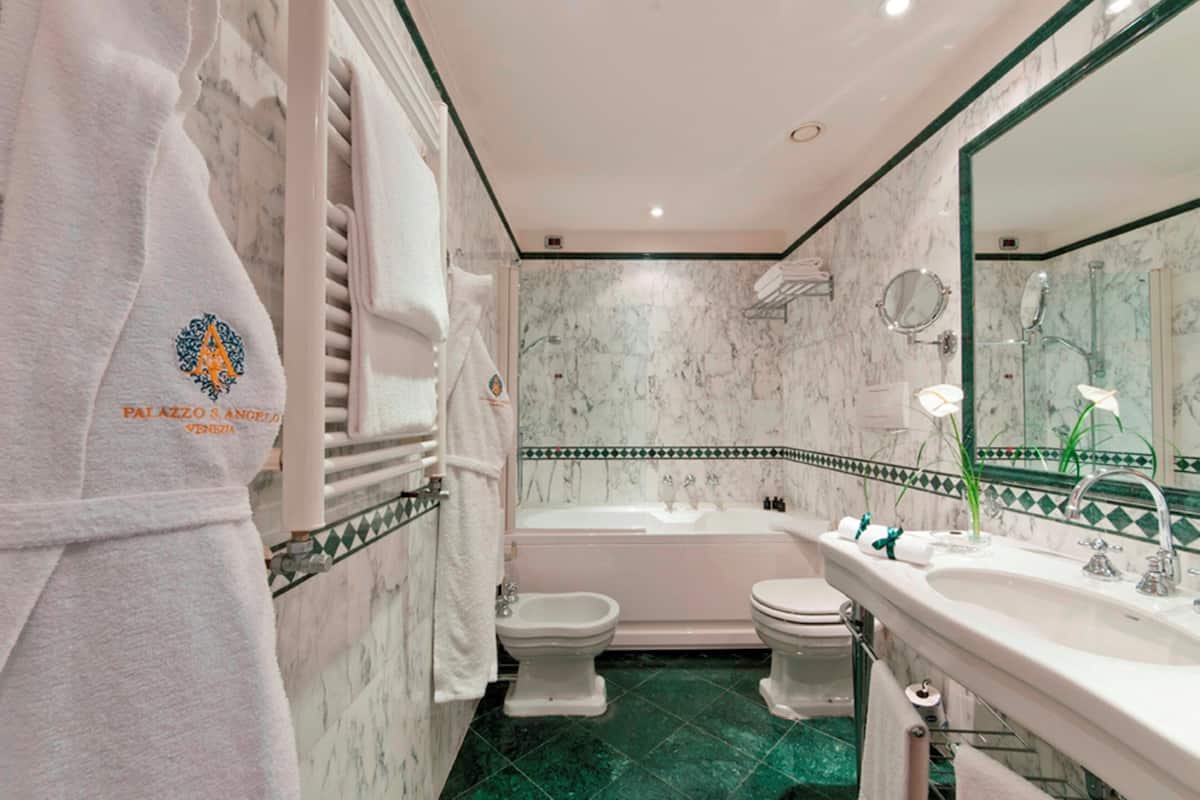 Chambre Premium (Deluxe) | Salle de bain | Ensemble douche/baignoire, baignoire à jets