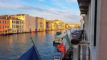 Deluxe-Suite, Kanalblick, auf dem Wassser | Ausblick vom Zimmer