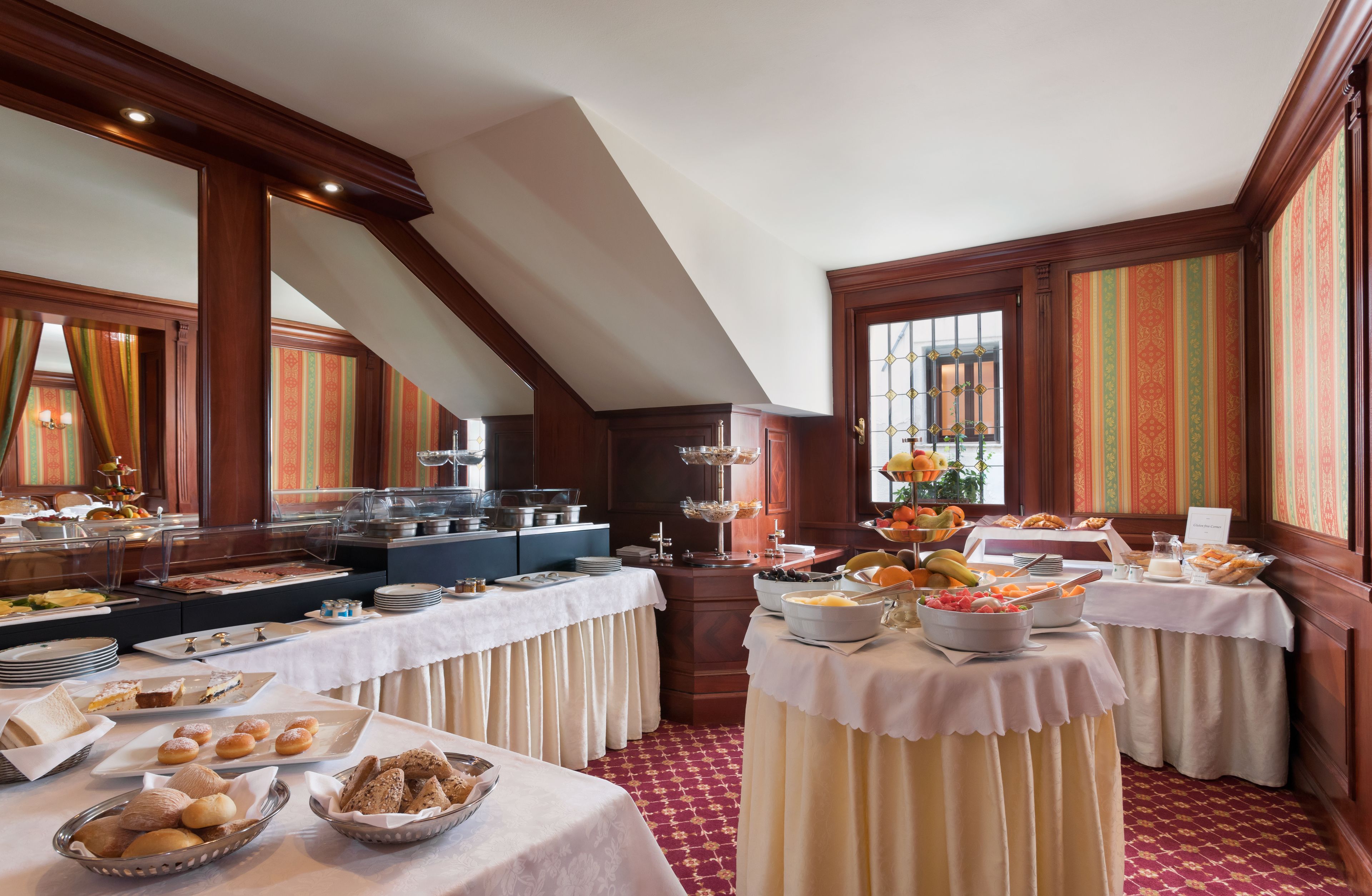 Café da manhã com buffet todos os dias (EUR 36.30 por pessoa) 