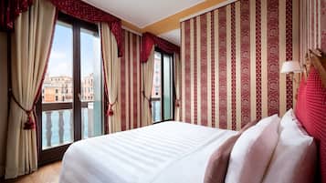 Deluxe-Suite, Kanalblick, auf dem Wassser | Minibar (mit einigen kostenlosen Artikeln), Zimmersafe, Schreibtisch