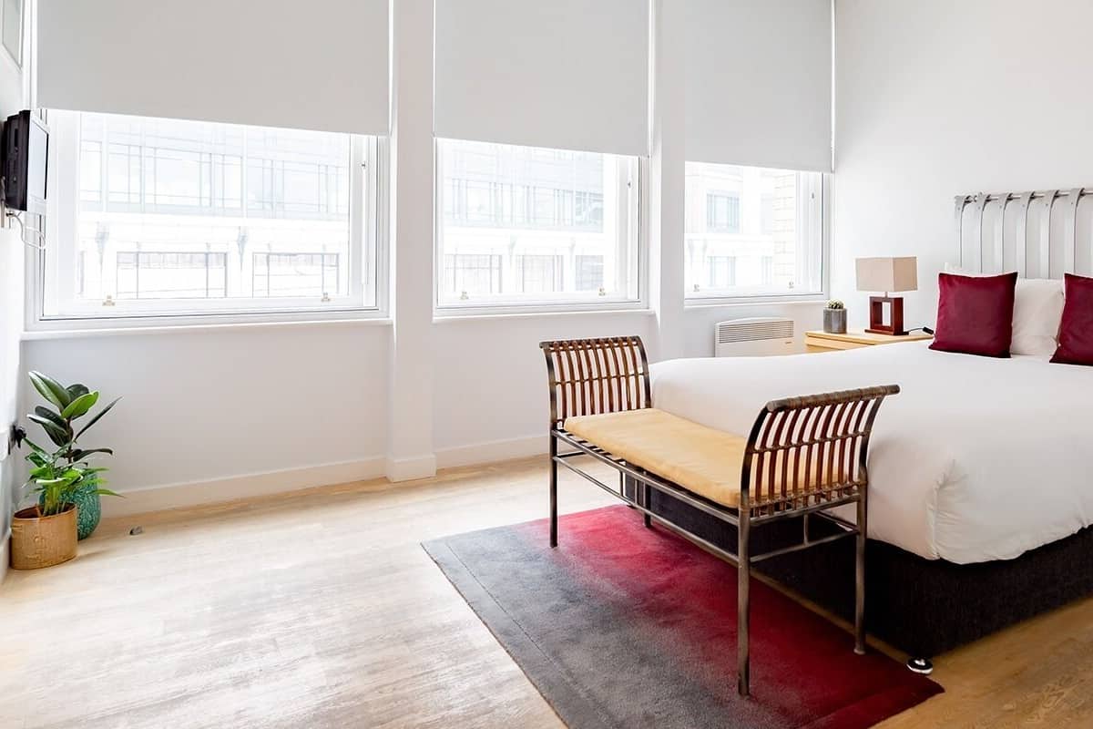 Estudio estándar | Caja de seguridad en la habitación y escritorio