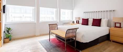 Standard Studio | Peti besi dalam bilik, meja, seterika/papan seterika, cadar katil