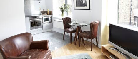 Studio Eksekutif | Area keluarga | TV LCD dan pemutar DVD