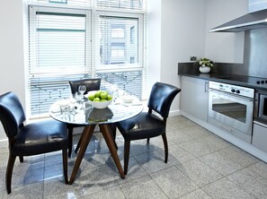 Appartement Standard, 1 chambre | Cuisine privée | Réfrigérateur, four à micro-ondes, surface de cuisson, lave-vaisselle
