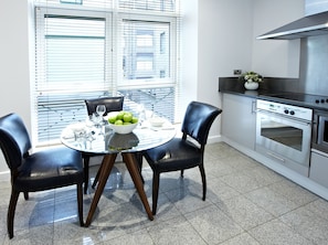 Appartement Standard, 1 chambre | Cuisine privée | Réfrigérateur, four à micro-ondes, surface de cuisson, lave-vaisselle