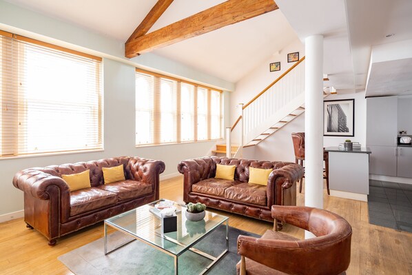 Signature appartement, 2 slaapkamers, uitzicht op de stad | Woonruimte | Lcd-televisie en een dvd-speler