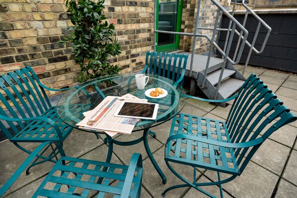 Signature-Apartment, 2 Schlafzimmer, Stadtblick | Terrasse/Patio