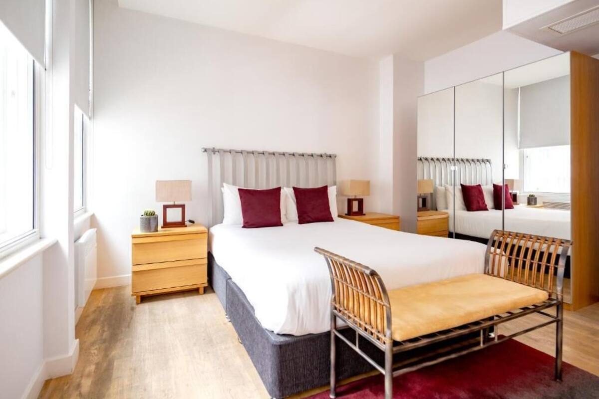 Ropa de cama hipoalergénica y caja de seguridad en la habitación 