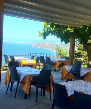 Lunch, dinner served; Italian cuisine, pool views