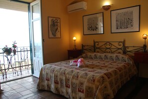 Edredons de pluma, escrivaninha, cortinas blackout, Wi-Fi de cortesia