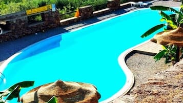 2 piscines extérieures, parasols de plage, chaises longues