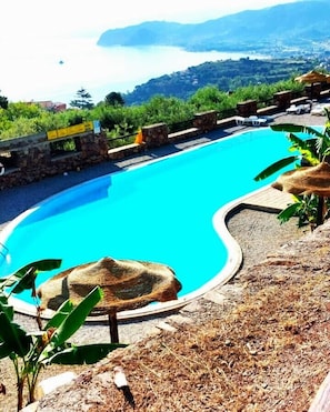 2 piscines extérieures, parasols de plage, chaises longues