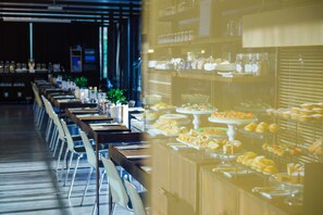 بوفيه فطور مجانًا