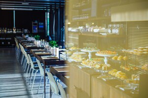 Free buffet breakfast 