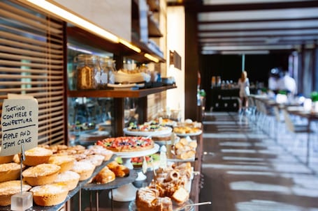 2 restaurantes; se sirven desayunos, almuerzos, cenas y cocina fusión