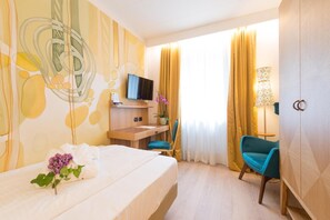 Minibar, safe på rommet, skrivebord og blendingsgardiner