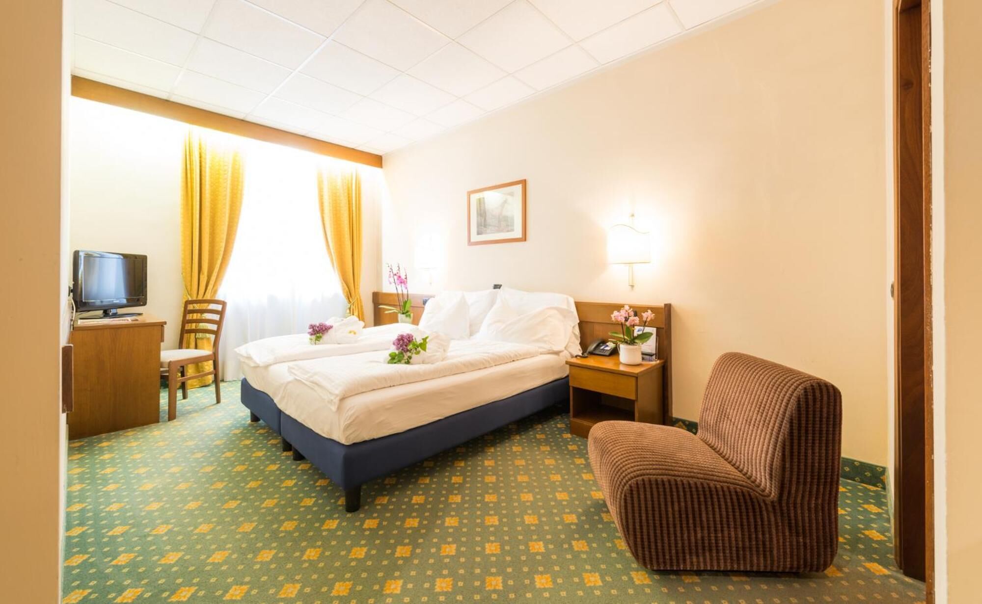 Minibar, coffres-forts dans les chambres, bureau, rideaux occultants