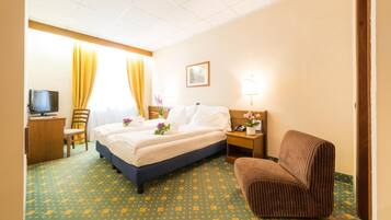 Minibar, Zimmersafe, Schreibtisch, Verdunkelungsvorhänge