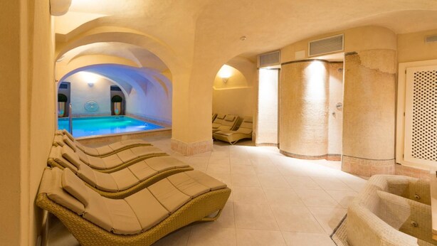 A spa area with sun loungers, a pool, and a sauna. - Hotel Eden Levico Terme (Levico Terme)
