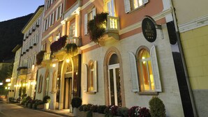 A multi-story hotel with a classic European architectural style, featuring balconies and arched windows. - Hotel Eden Levico Terme (Levico Terme)