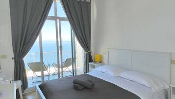 Chambre Double Standard, balcon, vue mer | Minibar, coffres-forts dans les chambres, décoration personnalisée