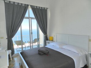 Standard Double Room, Balcony, Sea View | Minibar, in-room safe, individually decorated, desk - Hotel Holiday (Praiano)