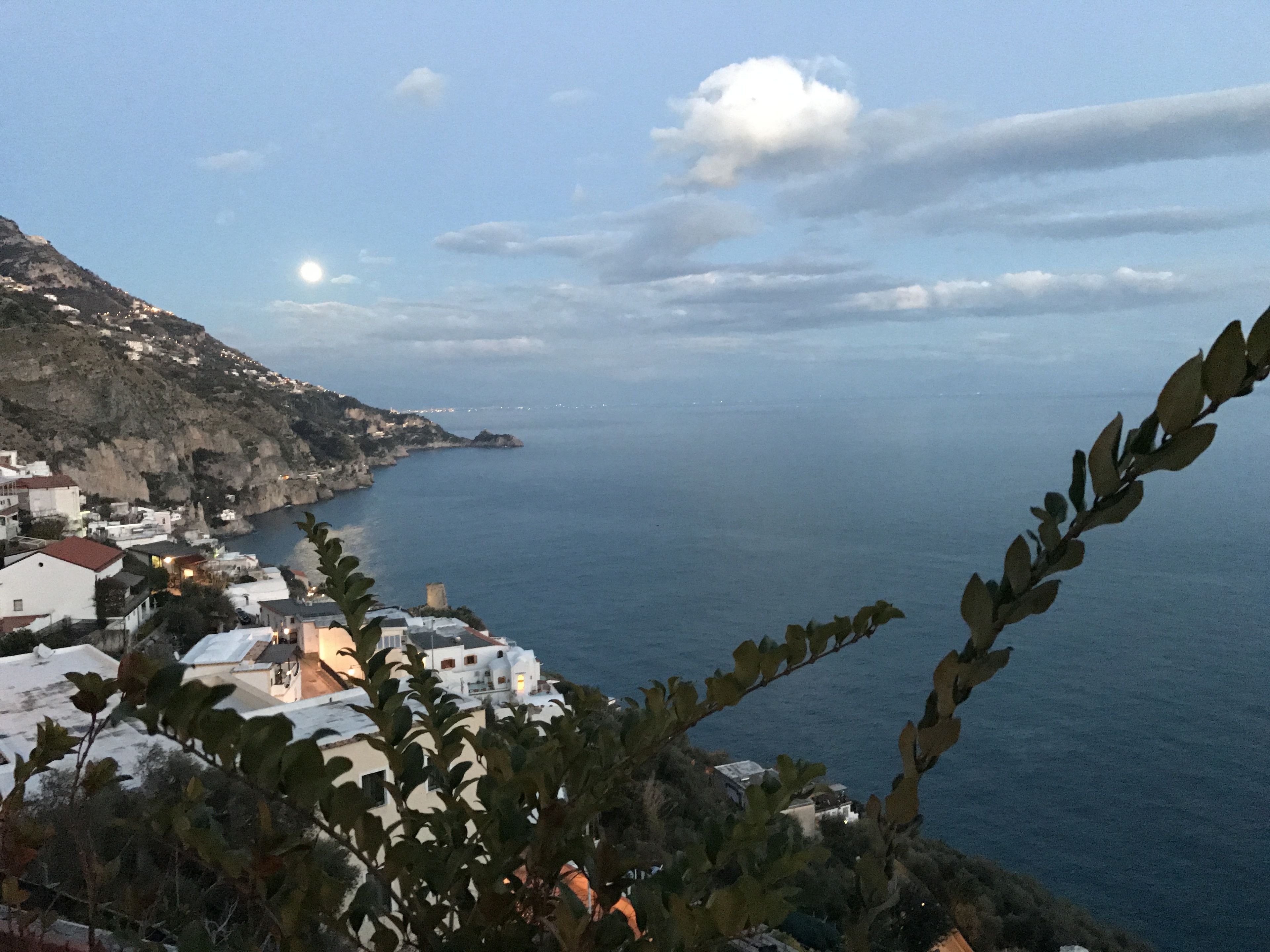 Un pueblo costero con edificios a lo largo del acantilado, con vista al mar.