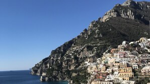 Un pueblo costero con edificios construidos en una ladera con vistas al mar.