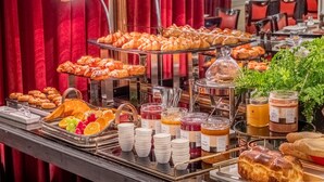 Ein Buffet mit verschiedenen Speisen und Beilagen.