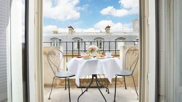Double Room, Balcony | Peralatan tempat tidur premium, tilam berlapik, bar mini percuma