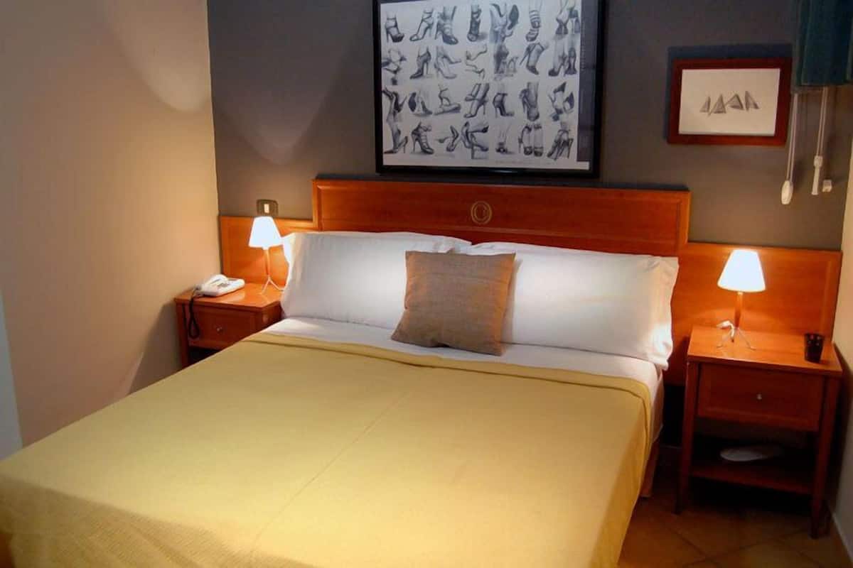 Minibar, una cassaforte in camera, una scrivania, tende oscuranti