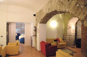 Lobby sitting area - Caravaggio Hotel (Naples)